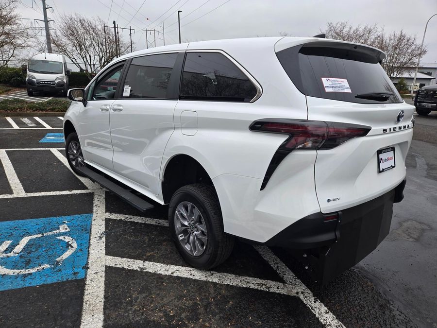 New 2025 Toyota Sienna Hybrid LE - Vantage Mobility Commercial Rear Entry Entry Fold Out Manual Ramp