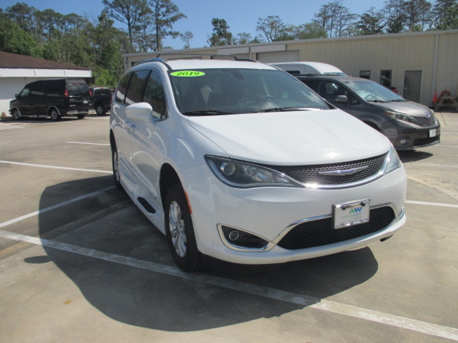 White Chrysler Pacifica image number 1