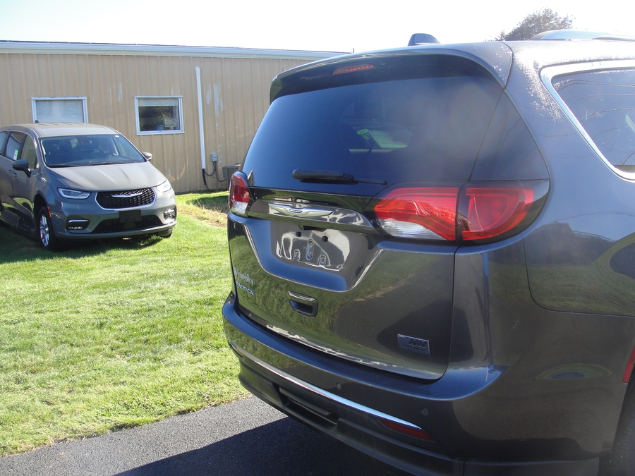 Grey Chrysler Pacifica image number 18
