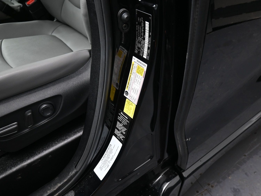 Black Toyota Sienna image number 16