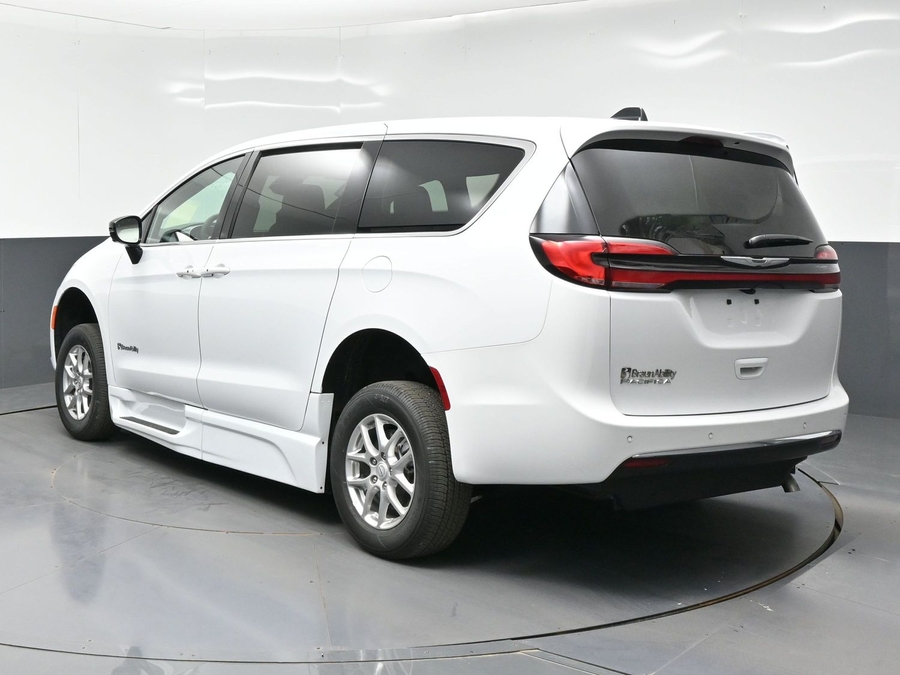 White Chrysler Pacifica image number 1