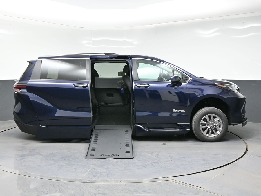 New 2026 Toyota Sienna Hybrid XLE Add - BraunAbility Side Entry Entry In Floor Automatic Ramp