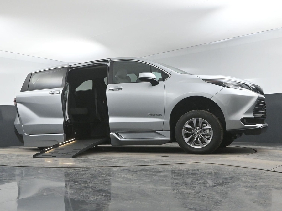 New 2025 Toyota Sienna Hybrid XLE Base - BraunAbility Side Entry Entry Fold Out Automatic Ramp