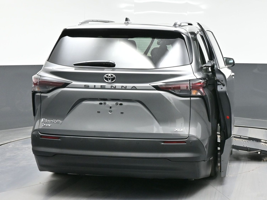 Grey Toyota Sienna image number 2