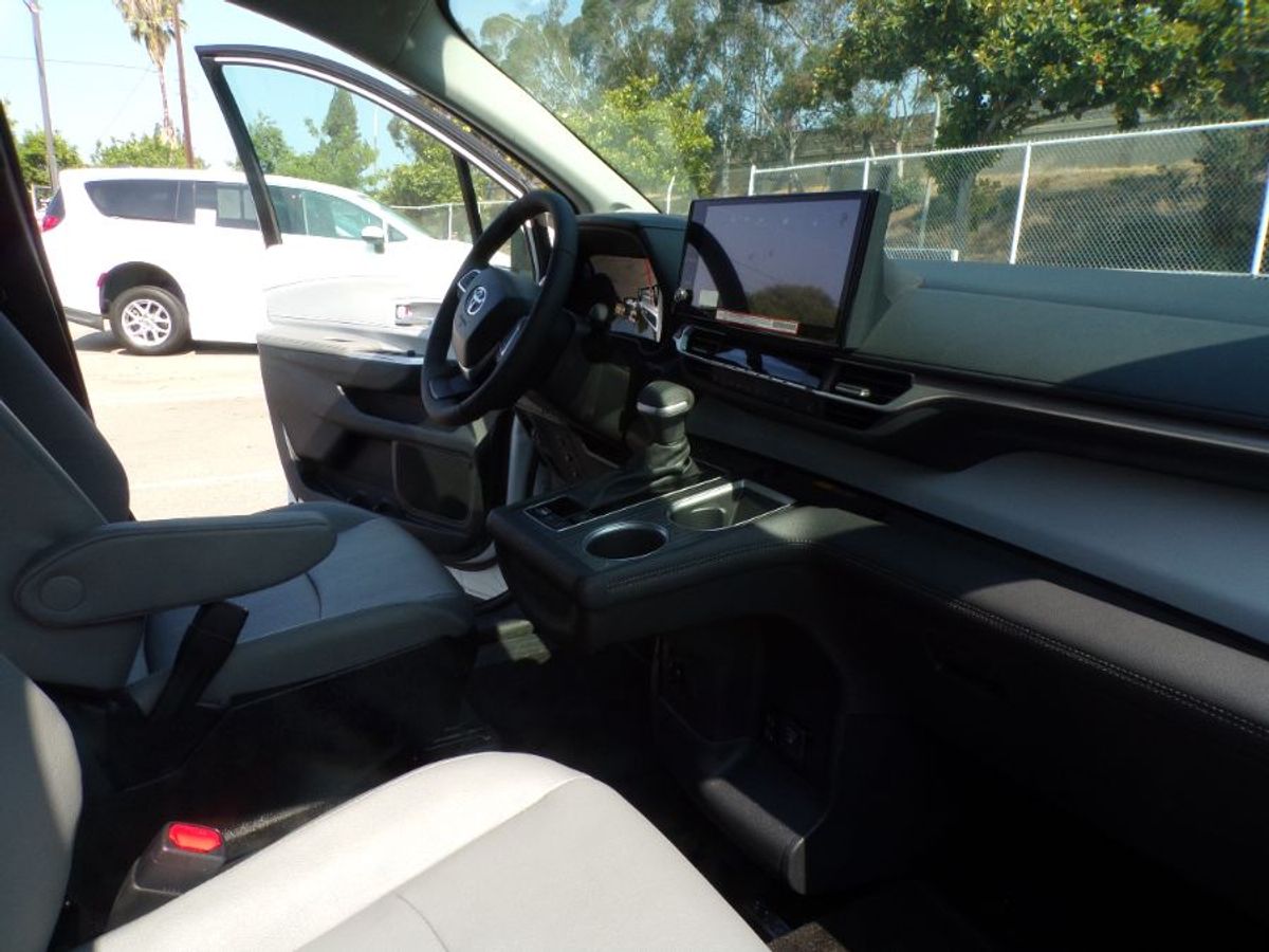 White Toyota Sienna image number 12