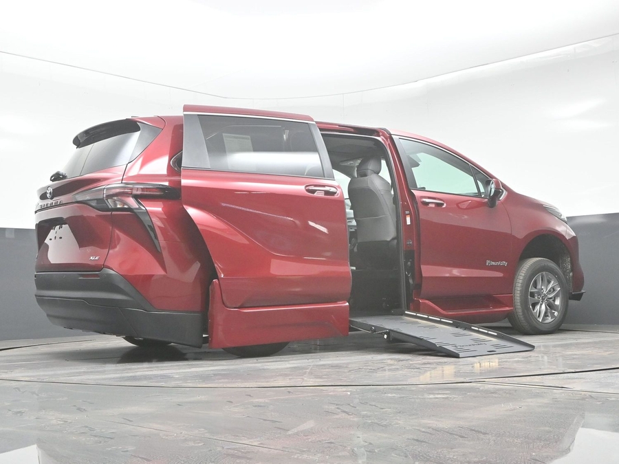 New 2025 Toyota Sienna Hybrid XLE Base - BraunAbility Side Entry Entry Fold Out Automatic Ramp