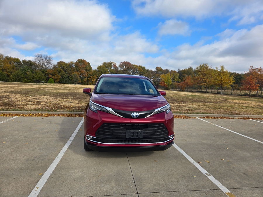 Used 2022 Toyota Sienna Hybrid XLE Base - BraunAbility Side Entry Entry Fold Out Automatic Ramp