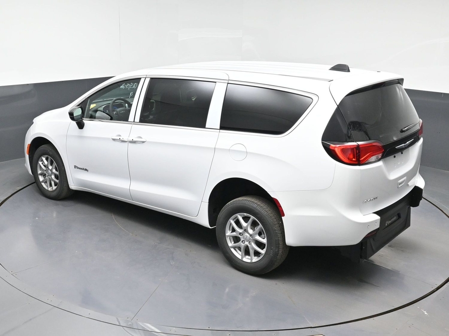 White Chrysler Voyager image number 21