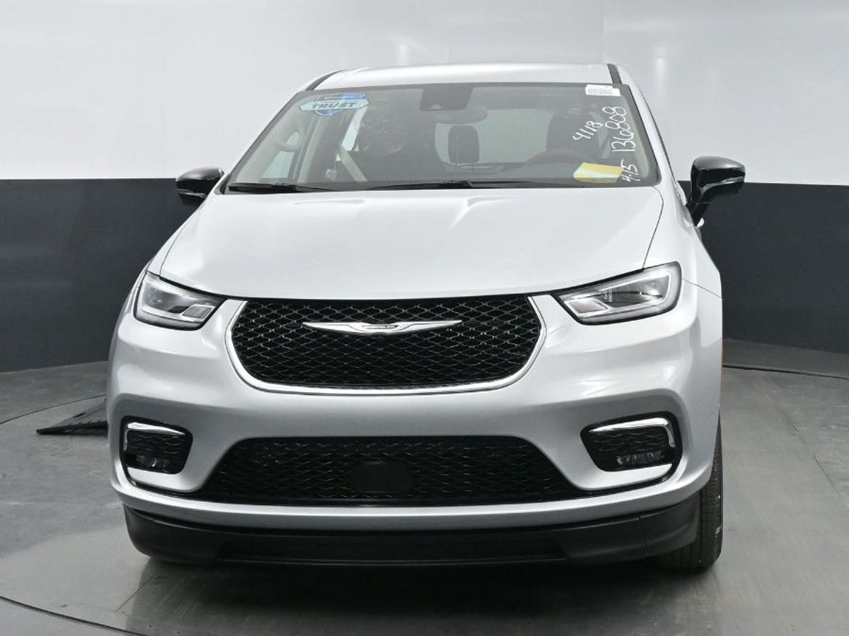 Silver Chrysler Pacifica image number 18