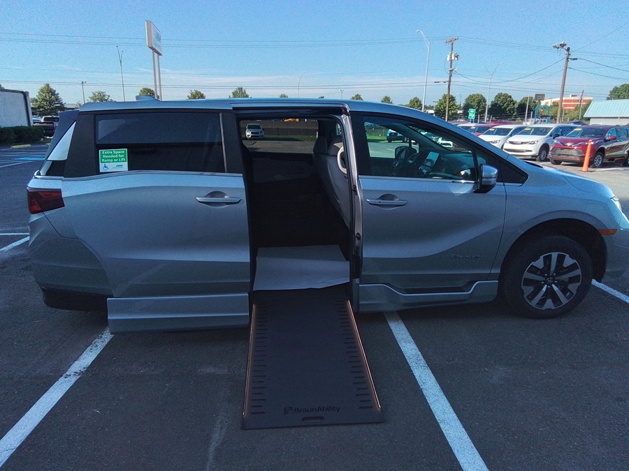 Silver Honda Odyssey image number 32
