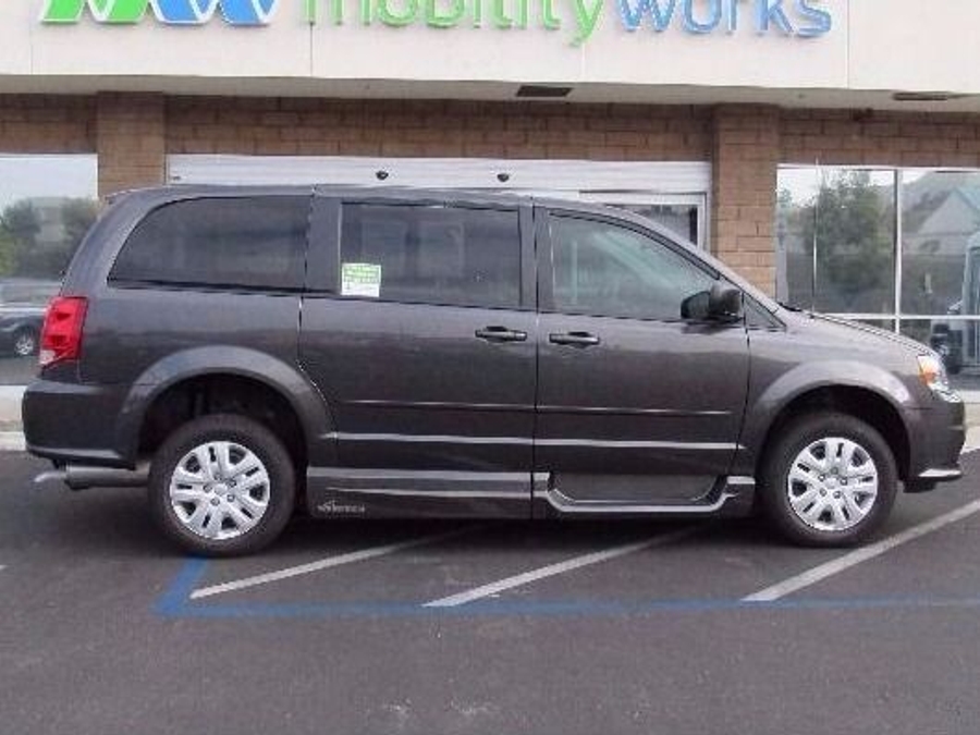 Grey Dodge Grand Caravan image number 15