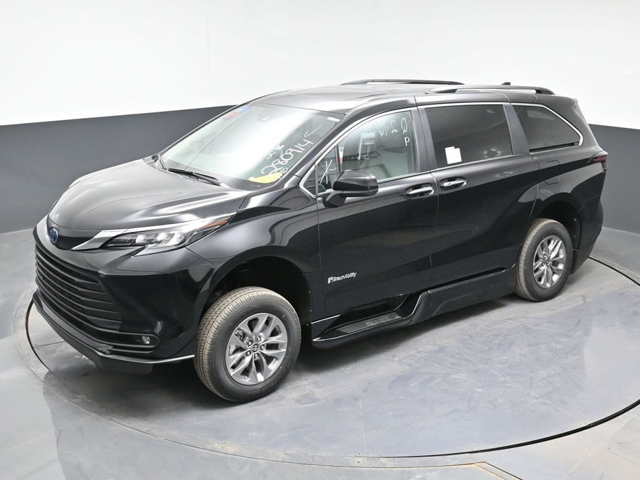 Black Toyota Sienna image number 23