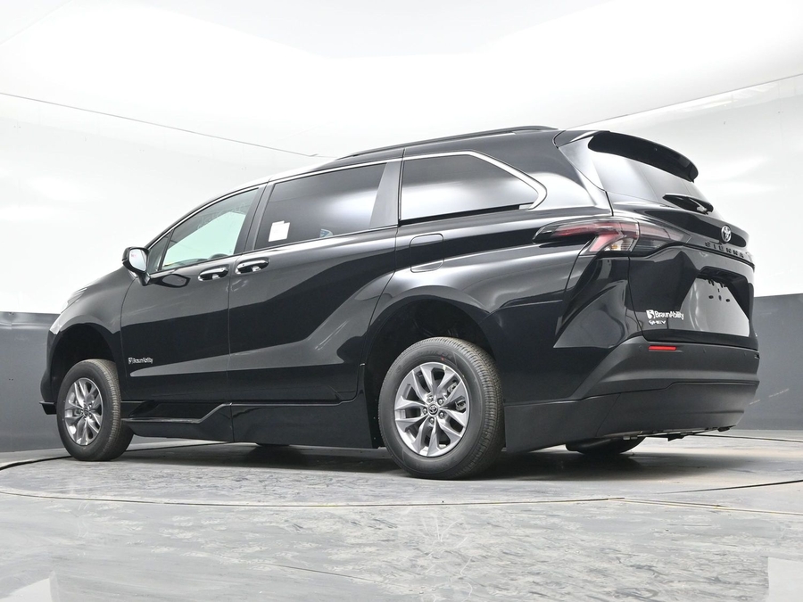 Black Toyota Sienna image number 20