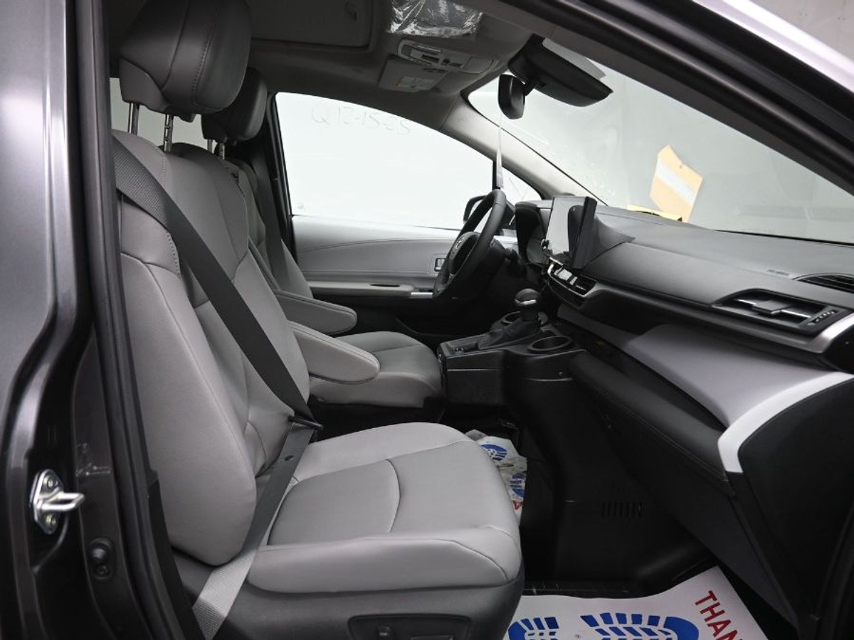 2025 TOYOTA SIENNA - Image 9