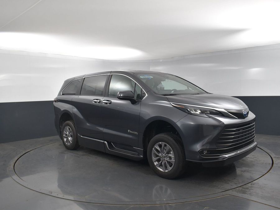 New 2025 Toyota Sienna Hybrid XLE Base - BraunAbility Side Entry Entry Fold Out Automatic Ramp