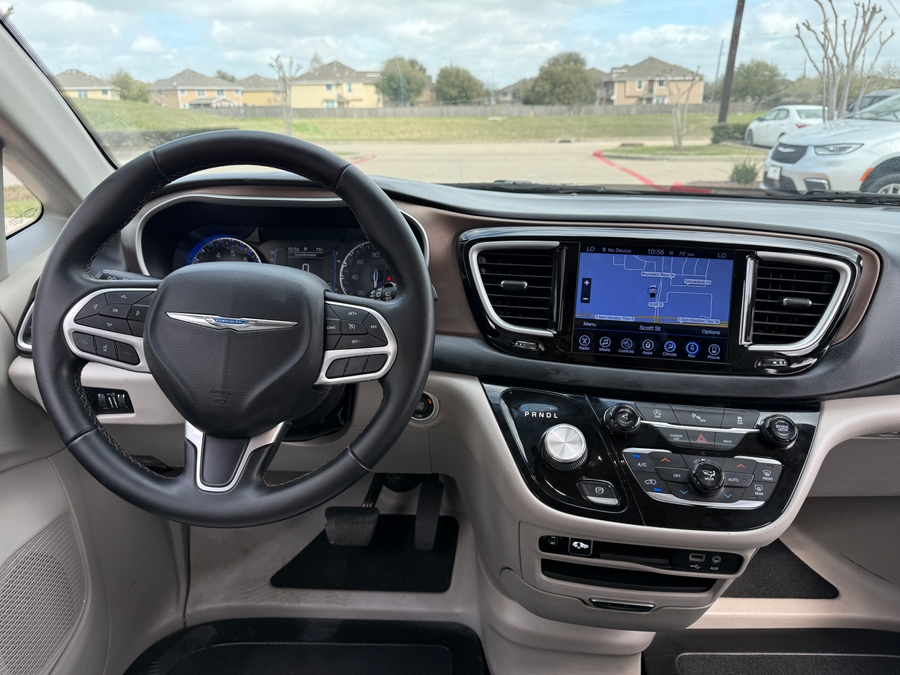 Blue Chrysler Pacifica image number 14