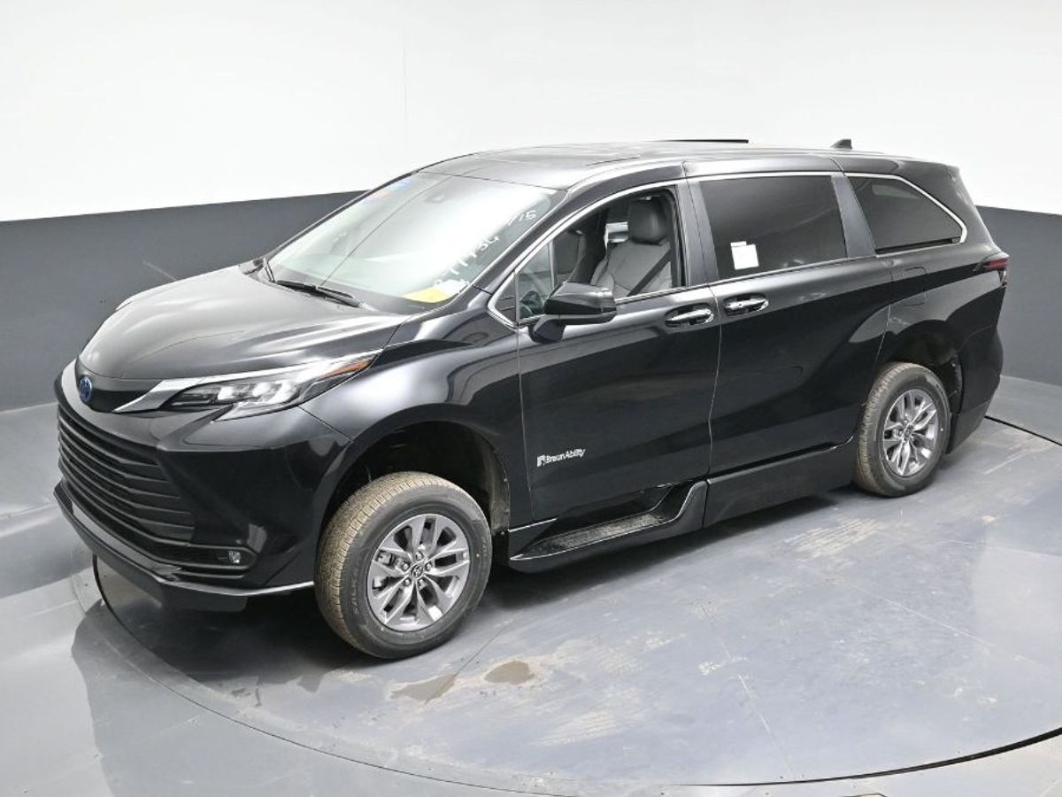 Black Toyota Sienna image number 23