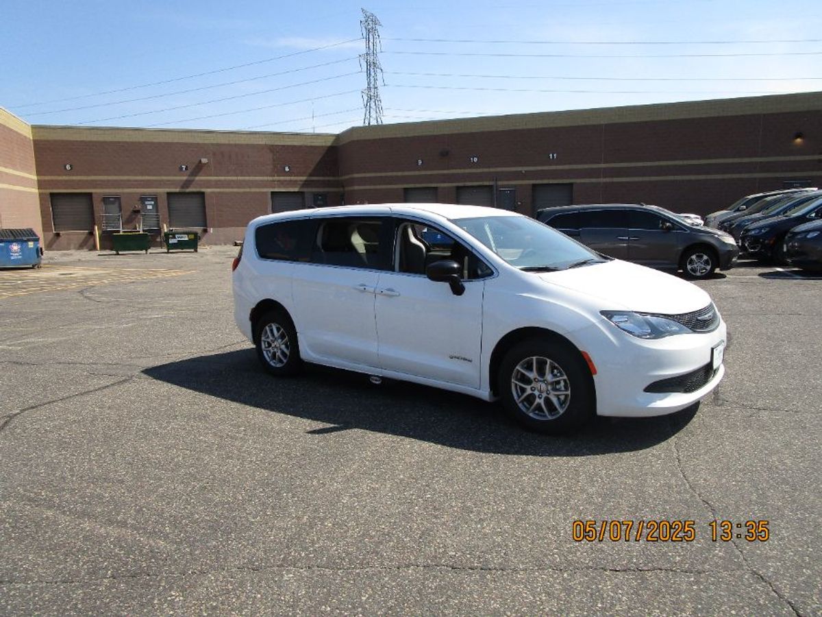 White Chrysler Voyager image number 1