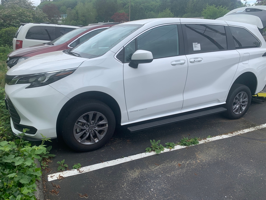Used 2025 Toyota Sienna Hybrid LE - Vantage Mobility Rear Entry Entry Fold Out Manual Ramp