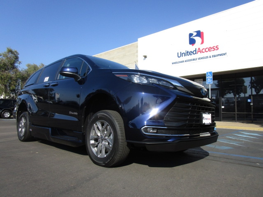 New 2025 Toyota Sienna Hybrid XLE Plus - BraunAbility Side Entry Entry In Floor Automatic Ramp