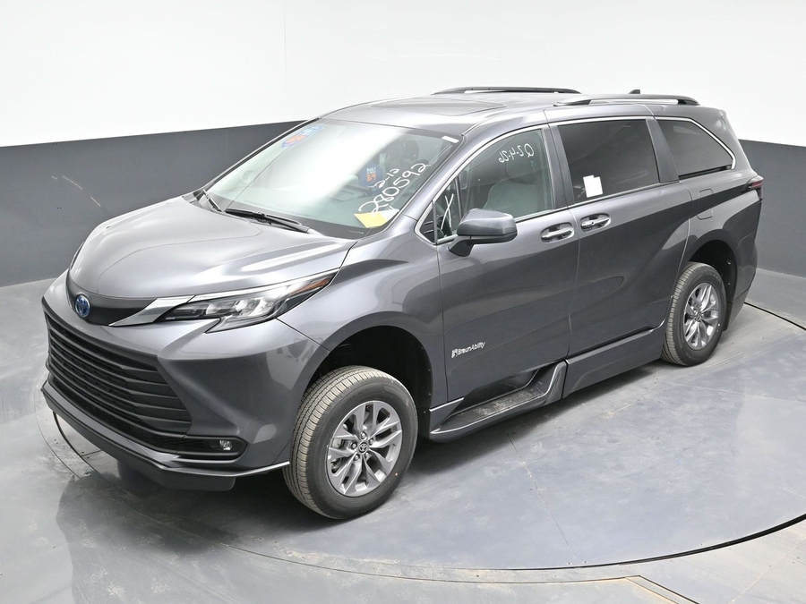 Grey Toyota Sienna image number 23