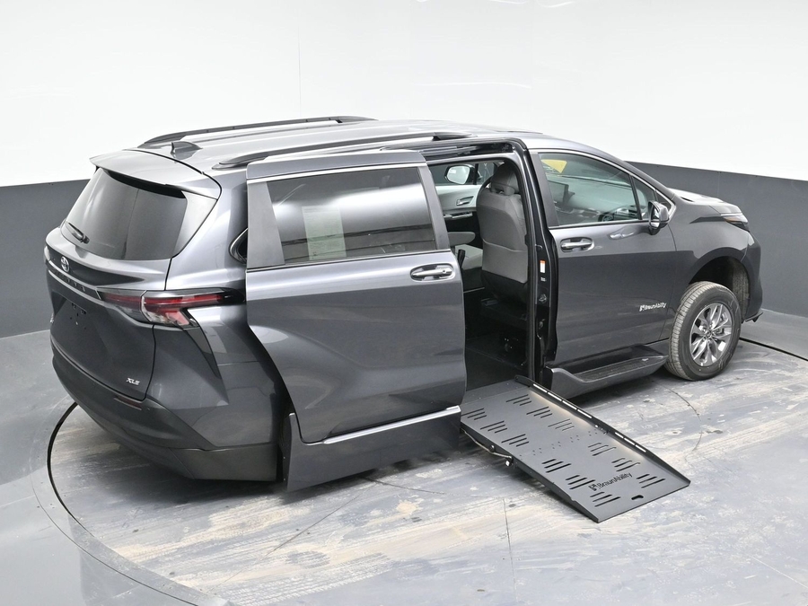 New 2025 Toyota Sienna Hybrid XLE Plus - BraunAbility Side Entry Entry Fold Out Automatic Ramp