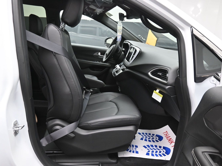 White Chrysler Voyager image number 18