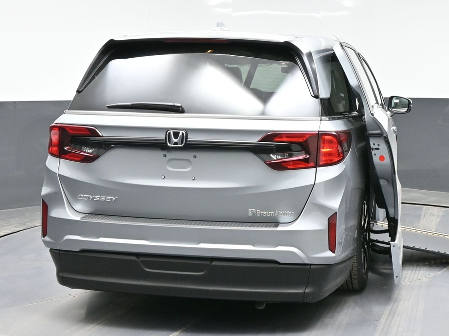 Silver Honda Odyssey image number 5