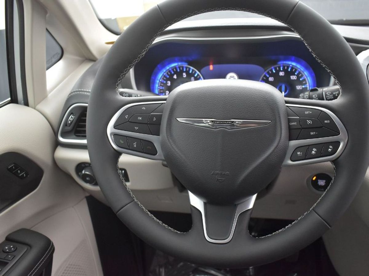 Silver Chrysler Pacifica image number 6