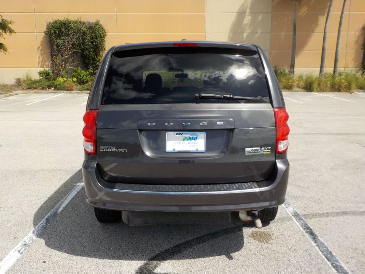 Grey Dodge Grand Caravan image number 5