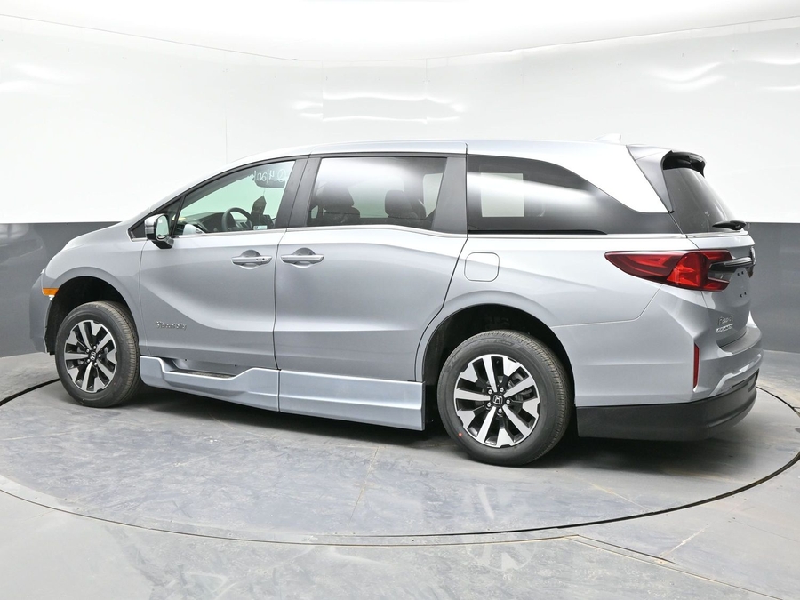 Silver Honda Odyssey image number 1