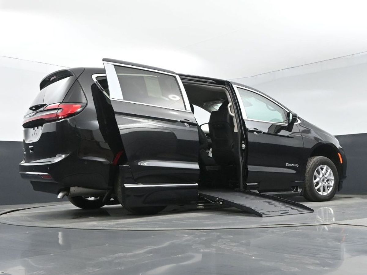 Black Chrysler Pacifica image number 12