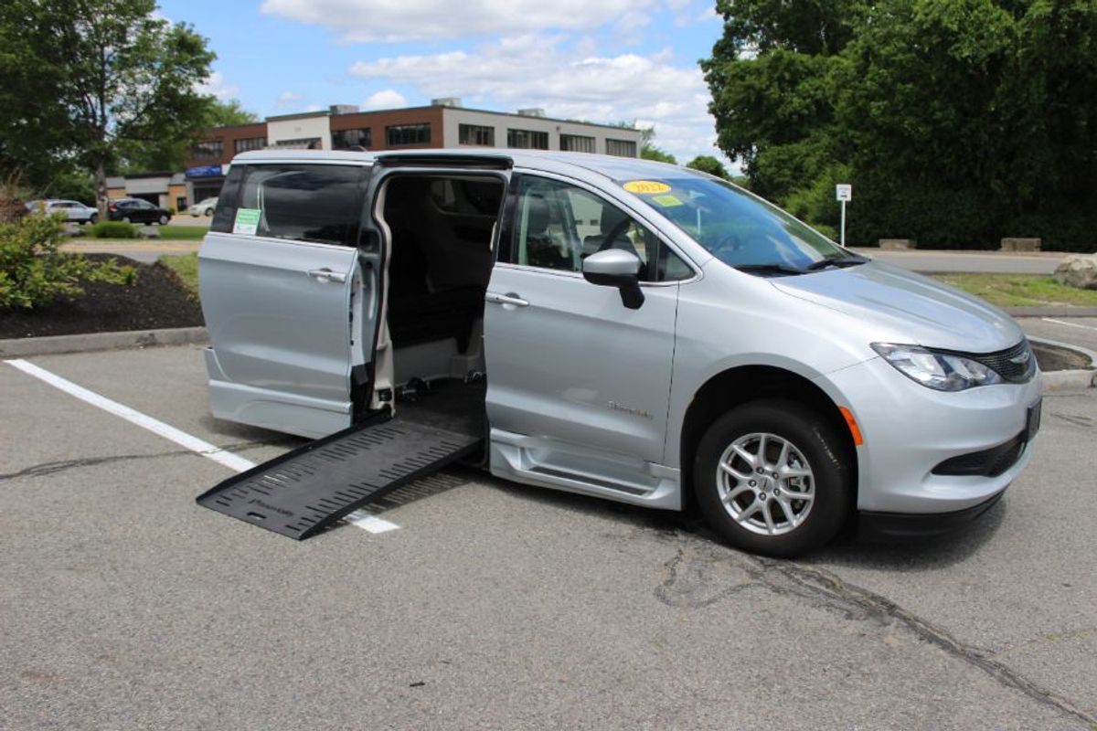 Used 2022 Chrysler Voyager LX's photo