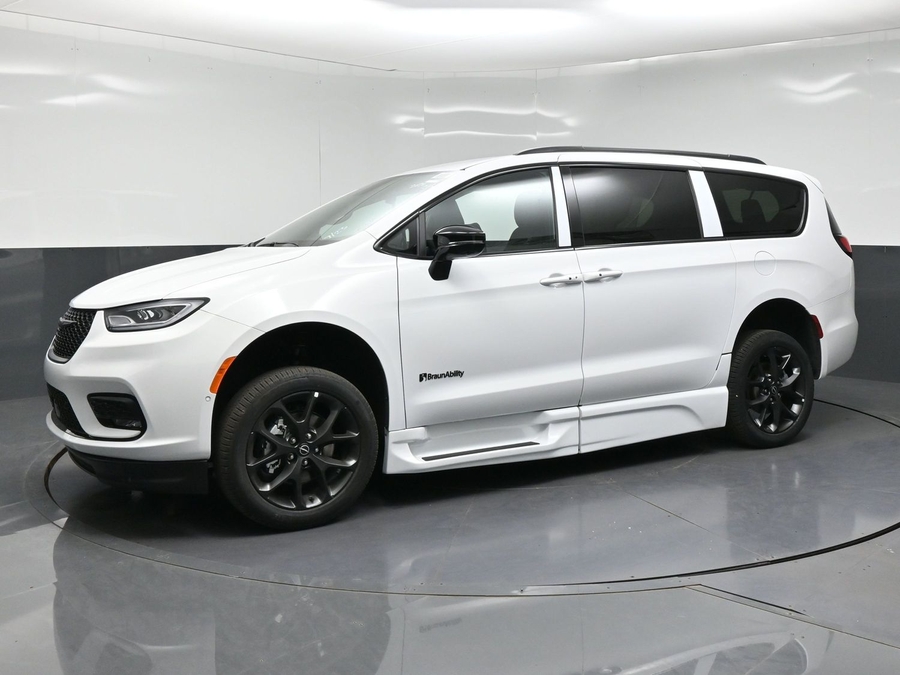 White Chrysler Voyager image number 9