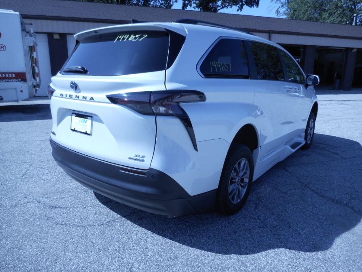 White Toyota Sienna image number 5