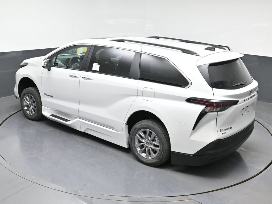 New 2026 Toyota Sienna Hybrid XLE Add - BraunAbility Side Entry Entry In Floor Automatic Ramp