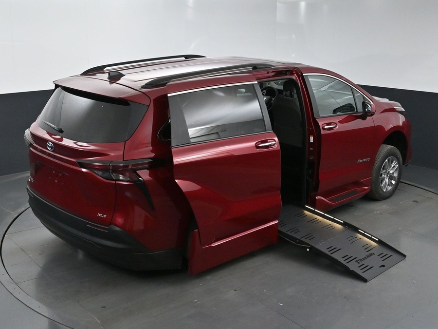 New 2025 Toyota Sienna Hybrid XLE Plus - BraunAbility Side Entry Entry Fold Out Automatic Ramp