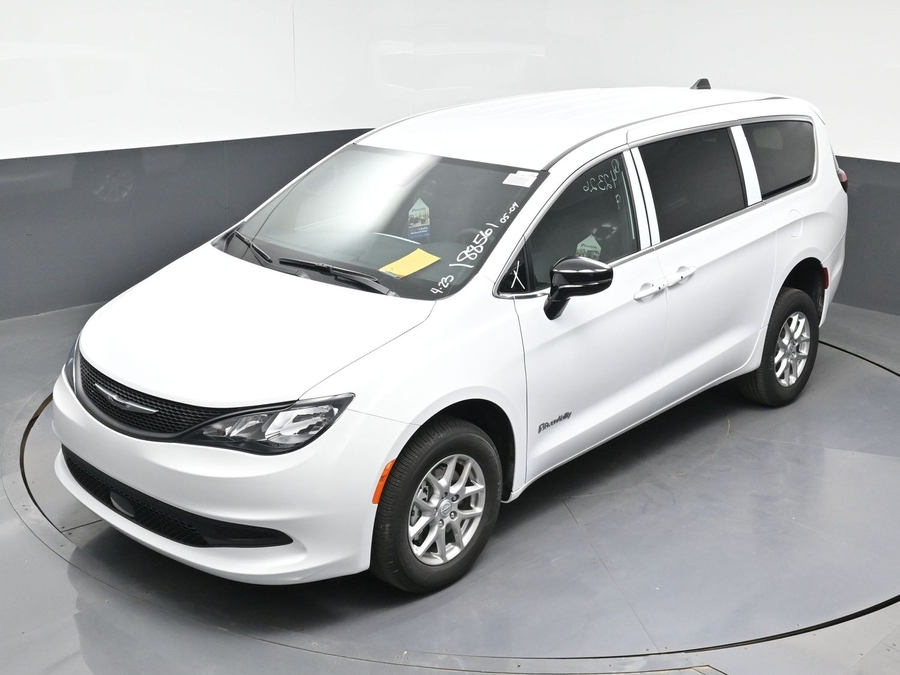 White Chrysler Voyager image number 22