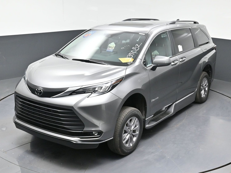 New 2026 Toyota Sienna Hybrid XLE Base - BraunAbility Side Entry Fold Out Automatic Ramp