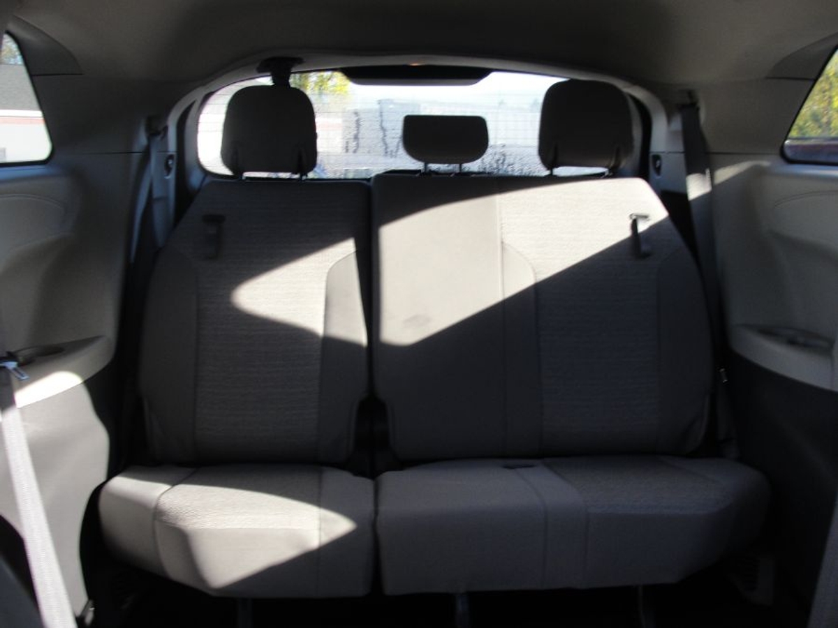 White Toyota Sienna image number 15