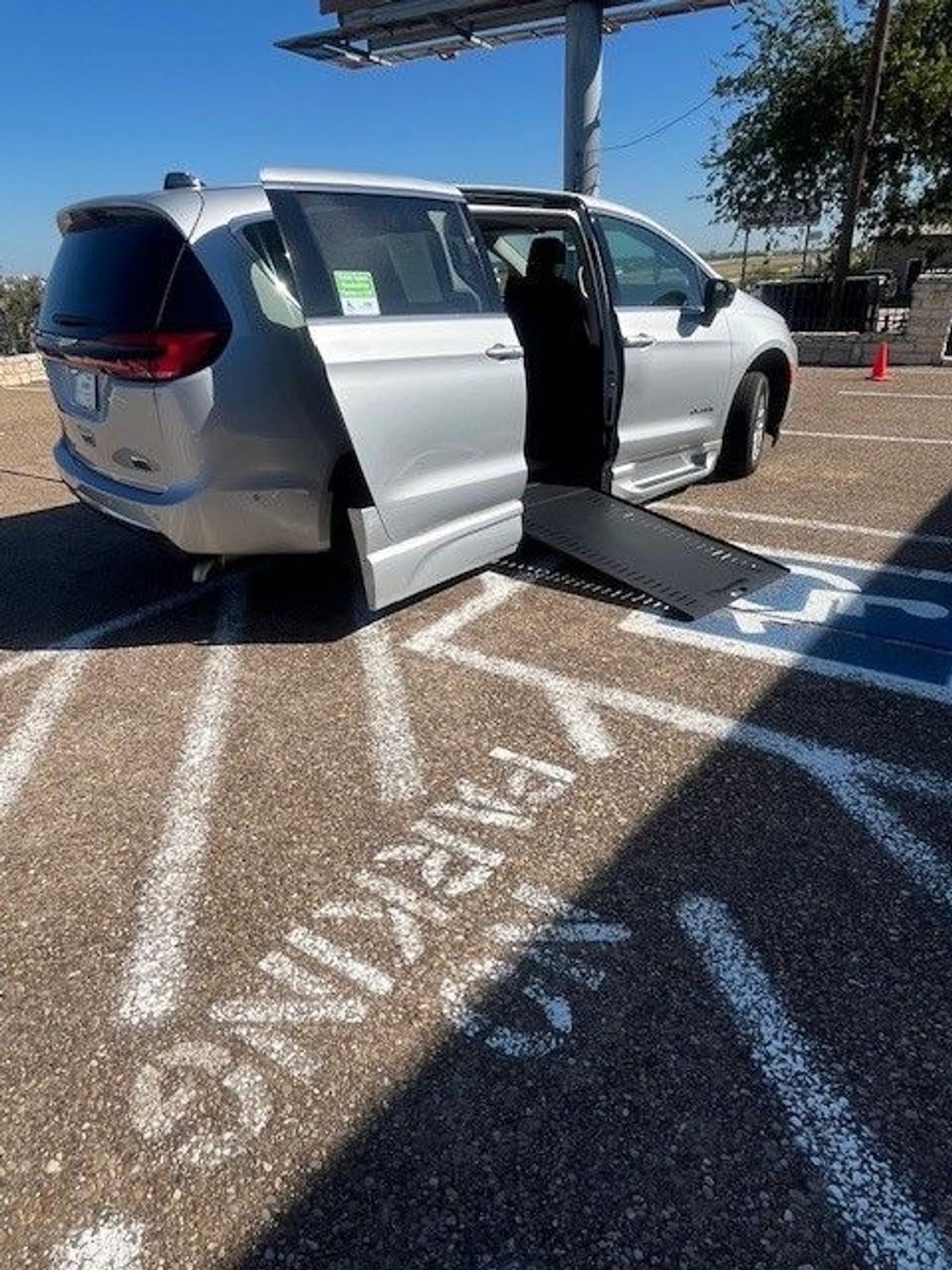 Silver Chrysler Pacifica image number 2