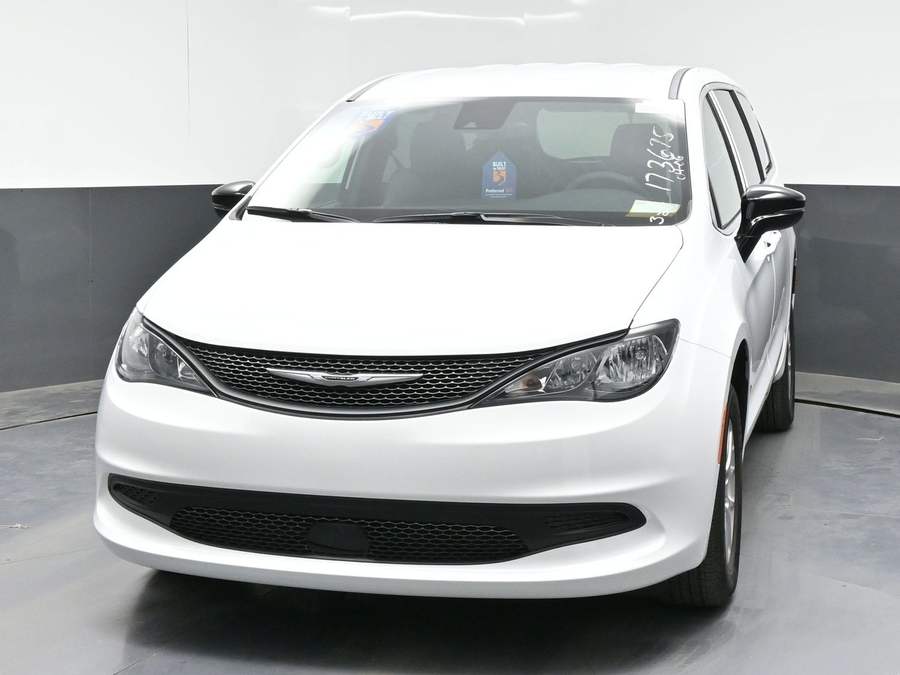 White Chrysler Voyager image number 1