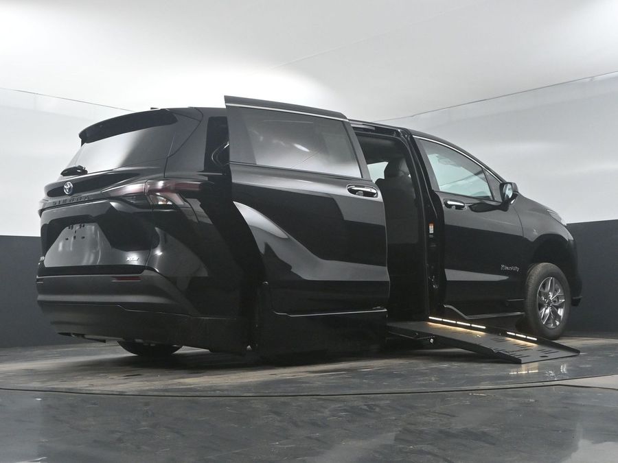 New 2025 Toyota Sienna Hybrid XLE Base - BraunAbility Side Entry Entry Fold Out Automatic Ramp