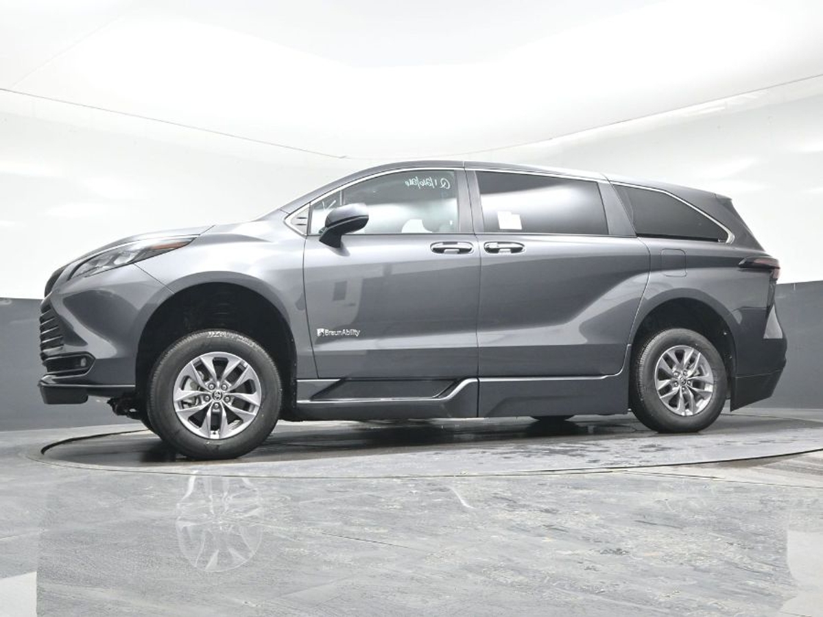 Grey Toyota Sienna image number 14