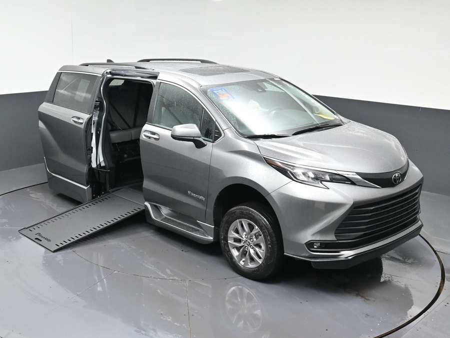 New 2026 Toyota Sienna Hybrid XLE Add - BraunAbility Side Entry In Floor Automatic Ramp