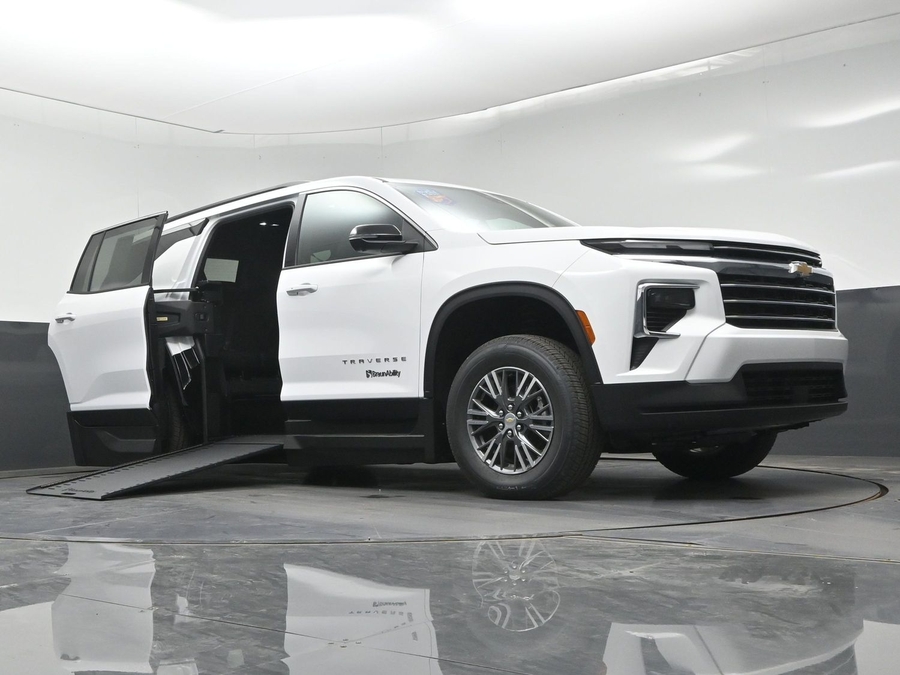 New 2026 Chevrolet Traverse 1LT - BraunAbility Side Entry In Floor Automatic Ramp