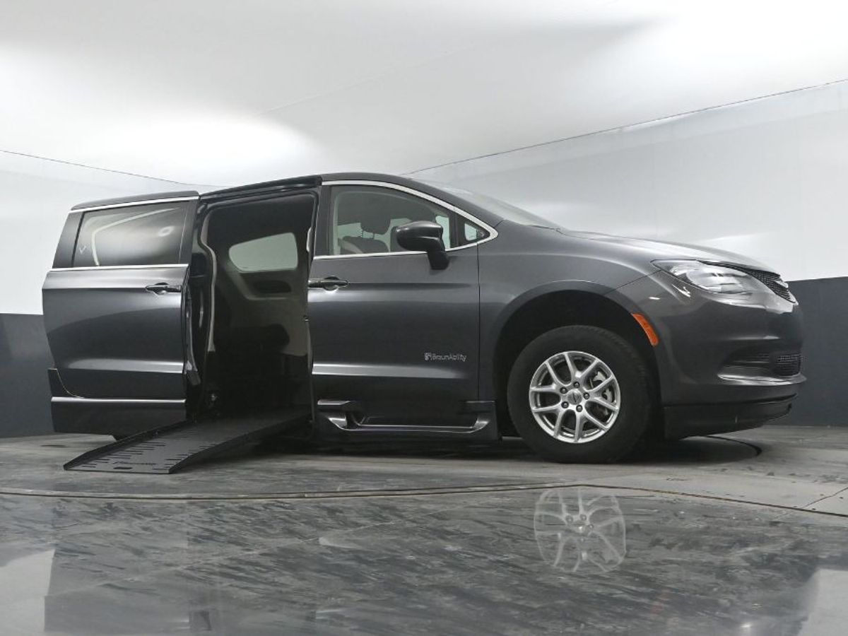 Grey Chrysler Voyager image number 18