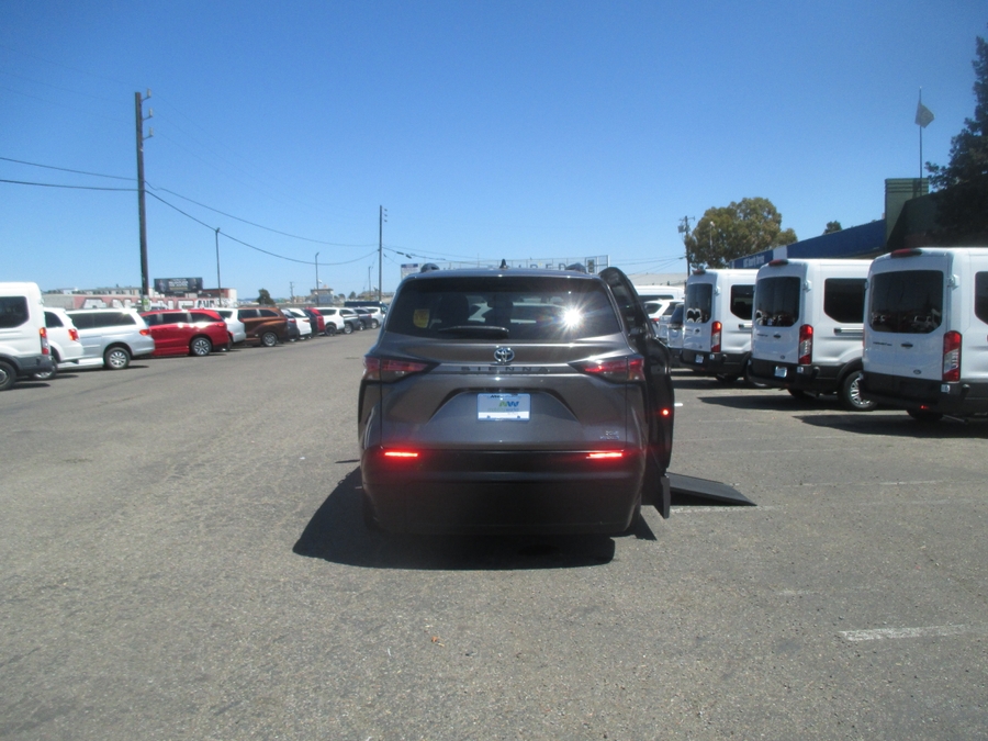 Grey Toyota Sienna image number 5