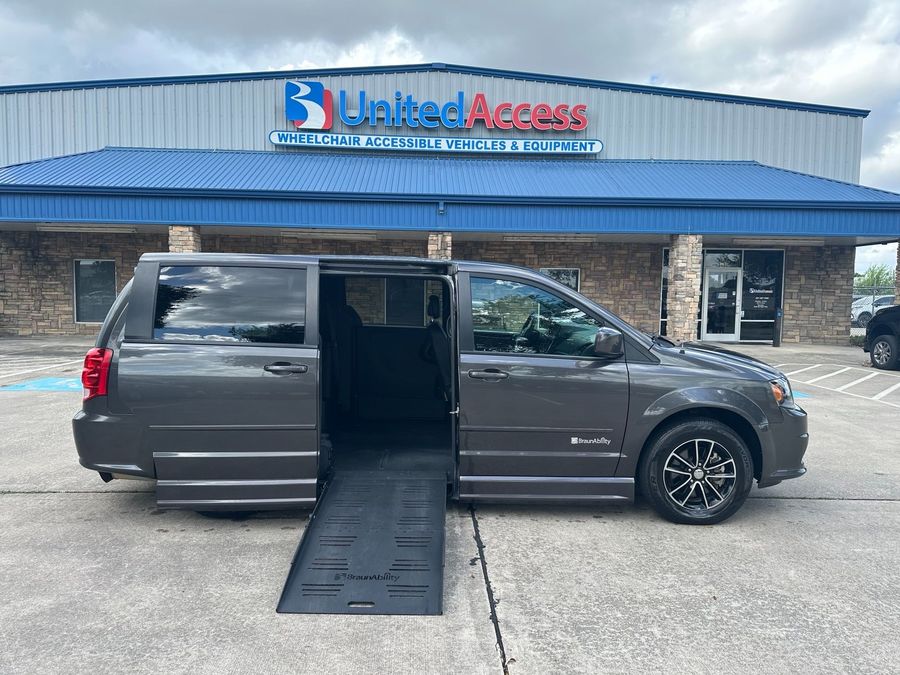 Used 2015 Dodge Grand Caravan SXT - BraunAbility Side Entry Entry Fold Out Automatic Ramp