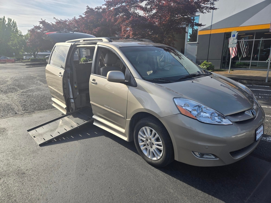Used 2009 Toyota Sienna XLE - BraunAbility Side Entry In Floor Automatic Ramp